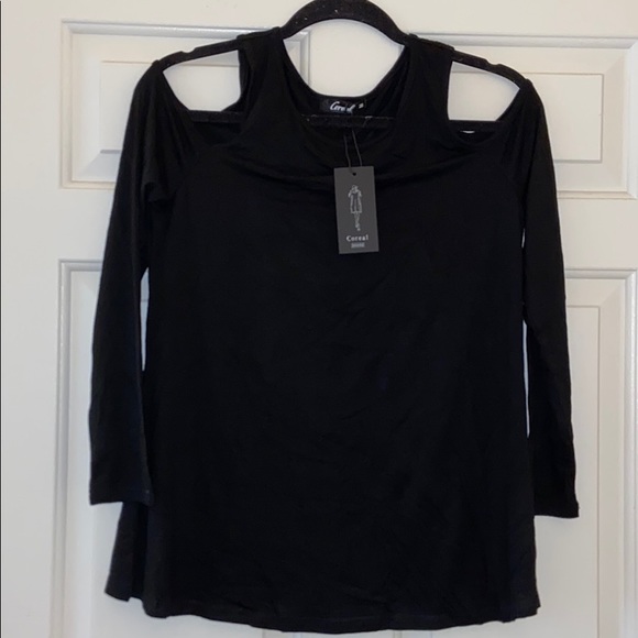 ✨Reduced NWT (in bag) Cold shoulder top or t-shirt - Picture 3 of 4